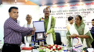 ইপসা’র প্রধান নির্বাহী মোঃ আরিফুর রহমানকে “বাংলাদেশ এনজিও ফাউন্ডেশন সম্মাননা” প্রদান
