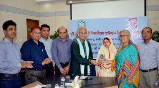 দৃষ্টি প্রতিবন্ধী নারী শিক্ষার্থীর জন্য স্মার্ট ফোন বিতরণ