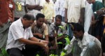 Trainer showed planting system of seedlings in the field