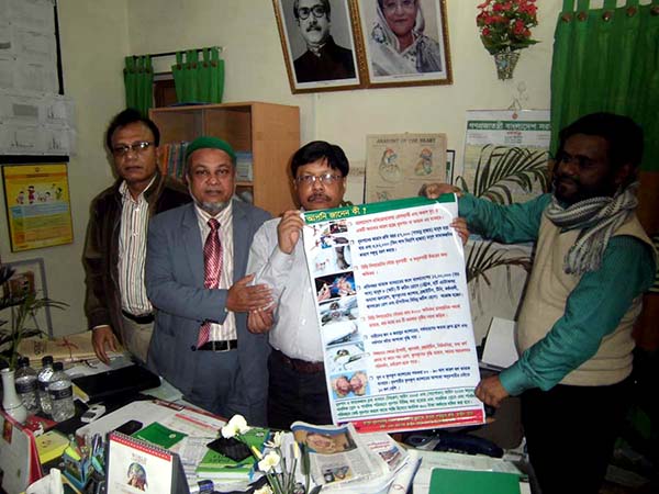 Government Official receiving festoon from YPSA official