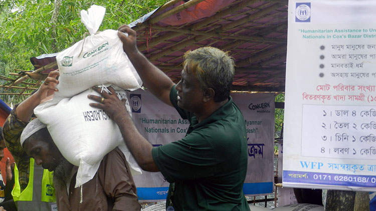 A Rohingya men receiving food