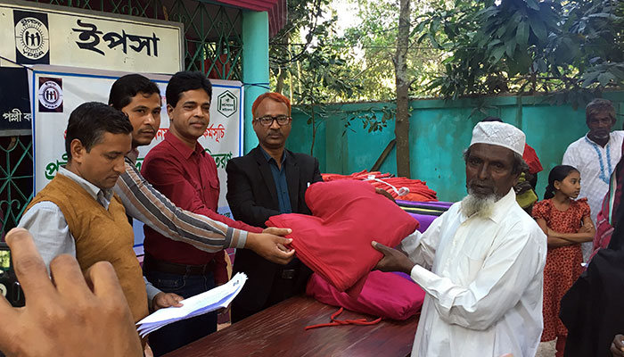 YPSA distributes warm blanket to elderly person