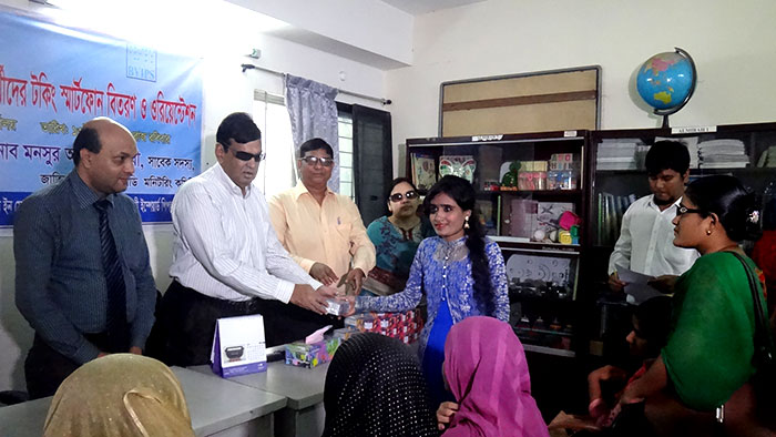 Mansur Ahmed Chaudhary handovers smartphone to a visually challenged woman student