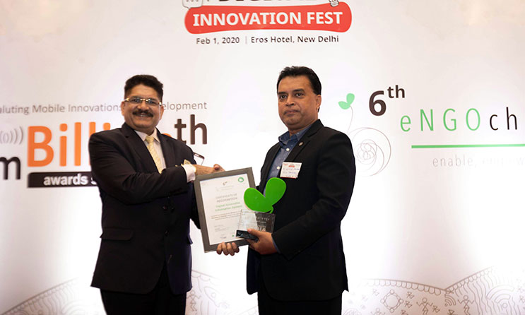 Md. Arifur Rahman receiving the award