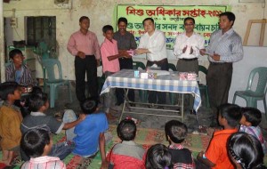 Mr Atsushi Ojima, Country Director, Shapla Neer, giving prize to the children in a prize giving ceremony organized by YPSA at Sitakund on 8 October.