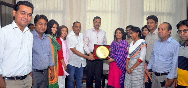Group photo of YPSA visitor with mayor of Chittagong City Corporation AZM Nasir Uddin