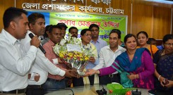 DC receiving flower bouquet from NGO representatives