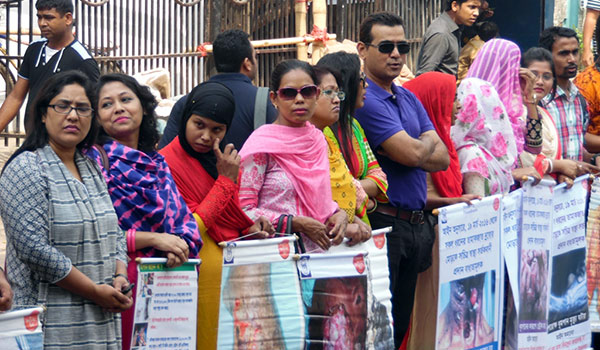 Human chain formed demanding to insert pictorial warning signs on tobacco products 2