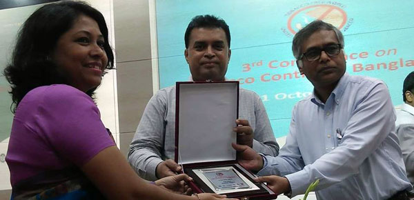 Md. Arifur Rahman, CE and Nasim Banu from YPSA receive a creast
