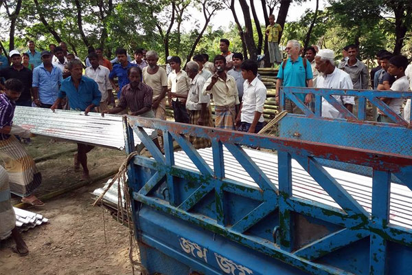 Roof sheet (Tin) unloading from a truck