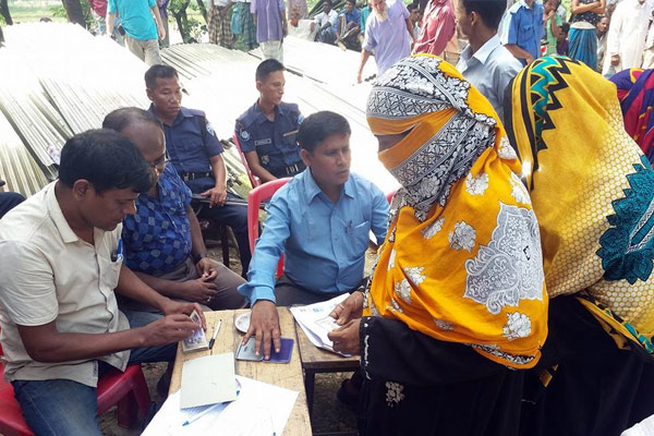 Women receiving ESK from YPSA