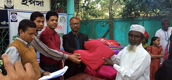 YPSA distributes warm blanket to elderly person