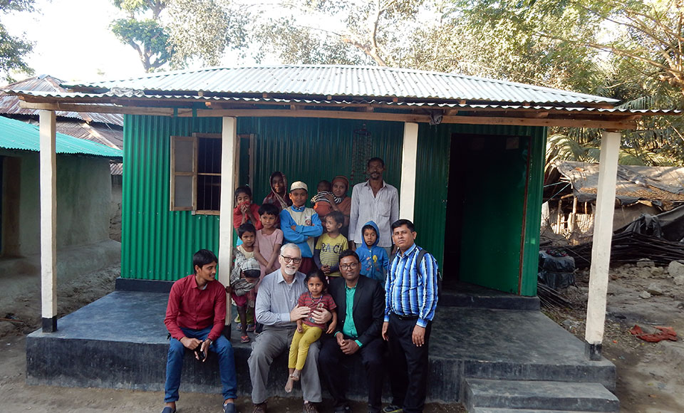 Group photo in front of a shelter