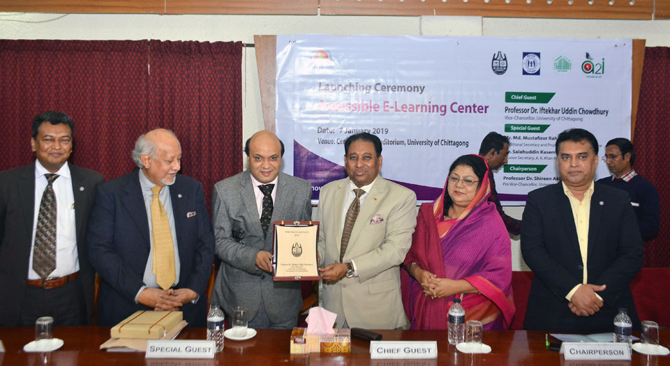 Vashkar receiving a plaque from vice-chancellor