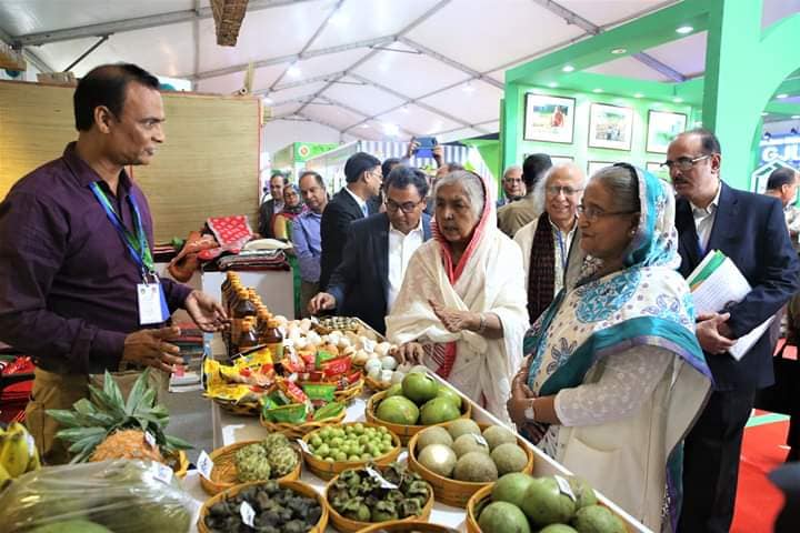 PM visits a stall