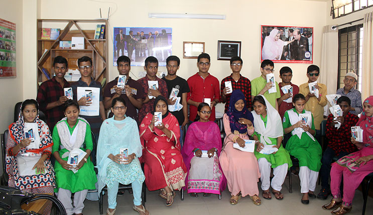 Group photo visually impaired students after receiving phone