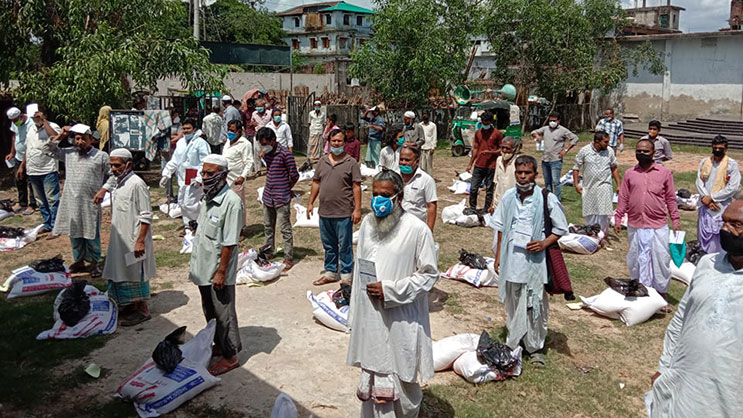 Hindu priests receiving foods