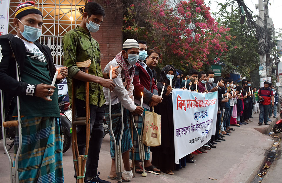 Human chain in front of press club