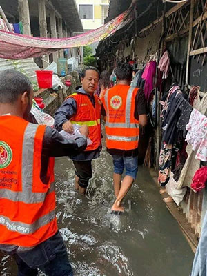 Volunteers distributing foods among the water logged families.
