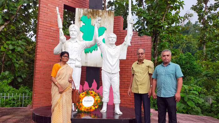 Visit Mrityunjoy Mitra sculpture of Sitakund and placed wreaths in honor of the martyrs there