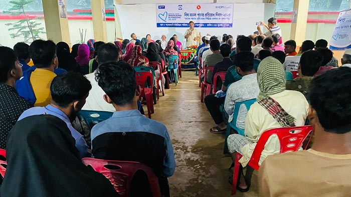 Discussion meeting. Half of the participants are women.