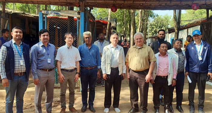 Group photo of WFP) delegation and YPSA officials in front of the Outlet.