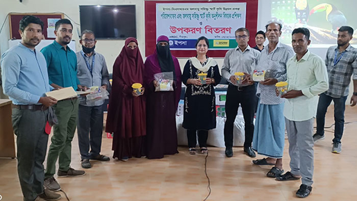 Group photo with beneficiaries 