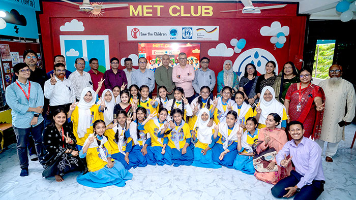 Group photo at he MET Club