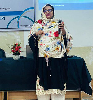 Women entrepreneur sharing experience 