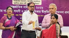 Mayor Shahadat handover award plaque Women’s Role in Disaster Resilience