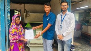 Women recycler receiving machine