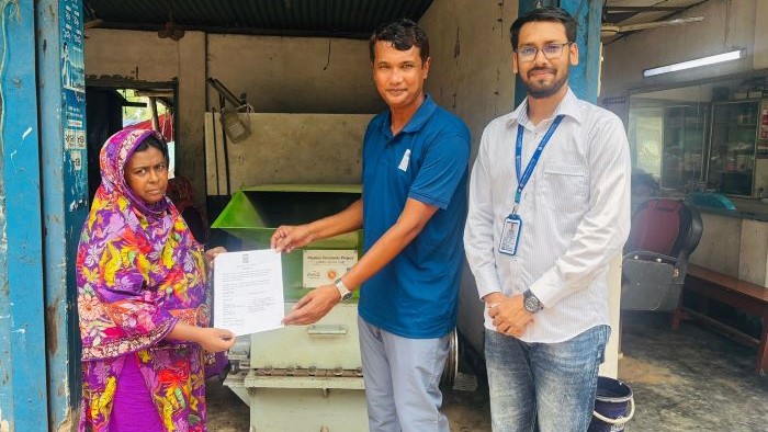 Women recycler receiving machine