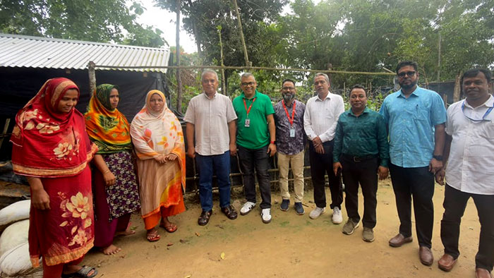 Group photo with women beneficiaries