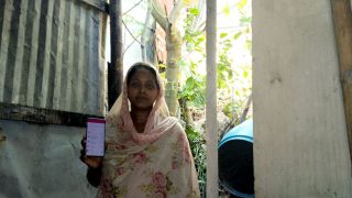 Women showing her smartphone