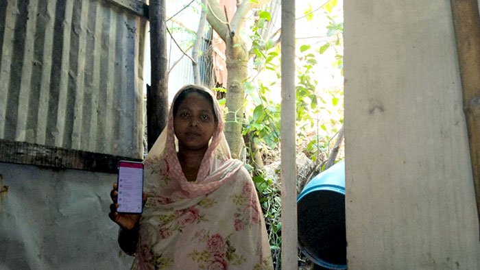 Women showing her smartphone