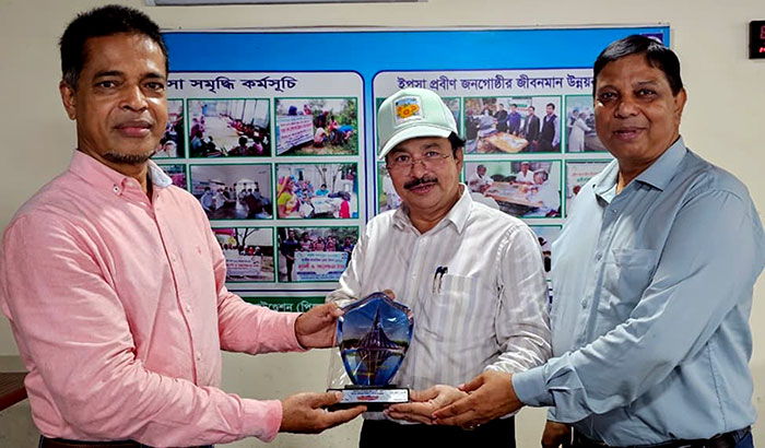 Receiving commemorative crest