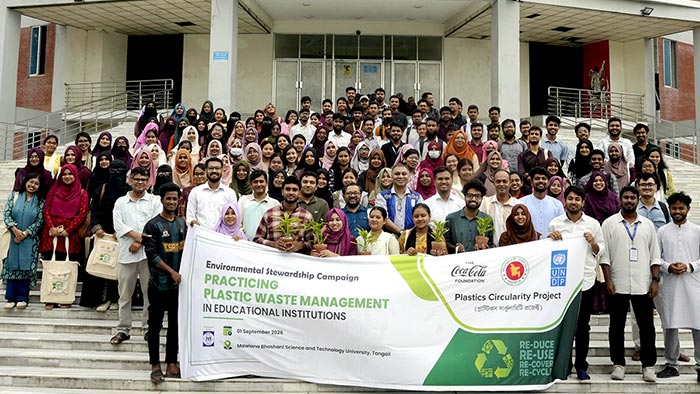 Group photo in front the-university