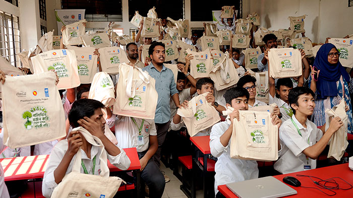 Students with environment friendly bags